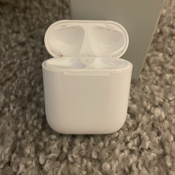 2nd generation AirPods case - Picture 4 of 4